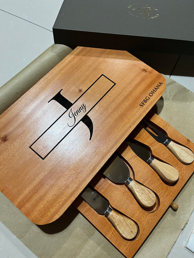 Cheeseboard with Knives Set